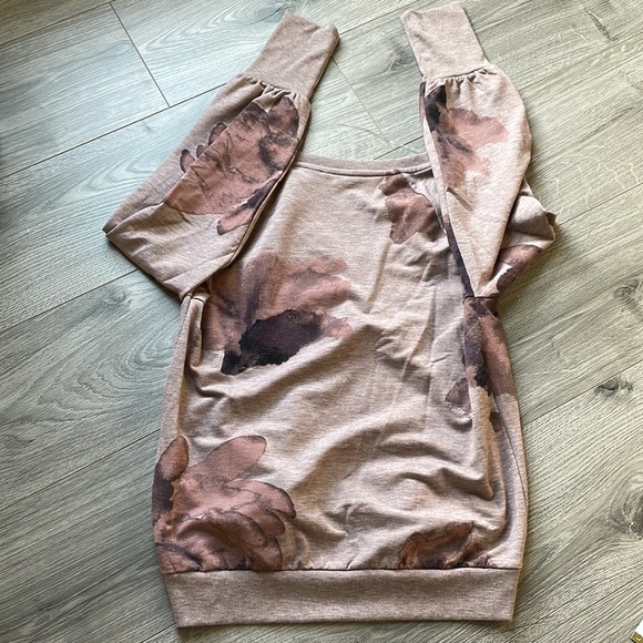 Beautiful Floral V-Neck Sweatshirt - Picture 4 of 5